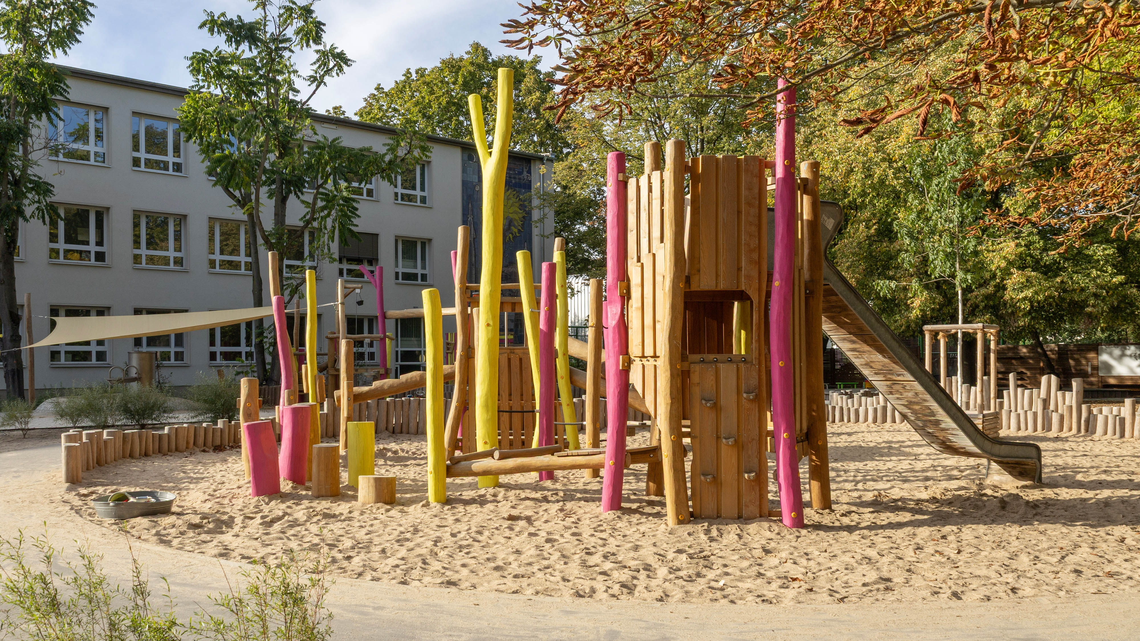 Kräftige Akzente in Zitronengelb und Pink ergänzen immer wieder die natürlichen Braun- und Grautöne